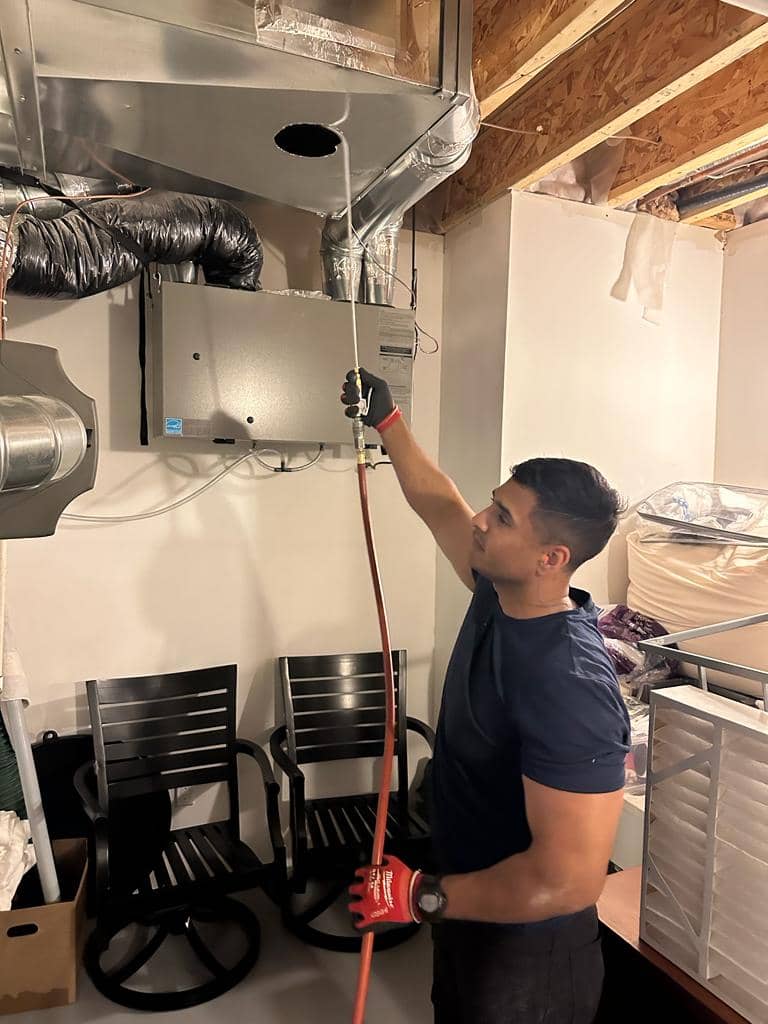 air-duct-cleaning-technician-toronto-ontario
